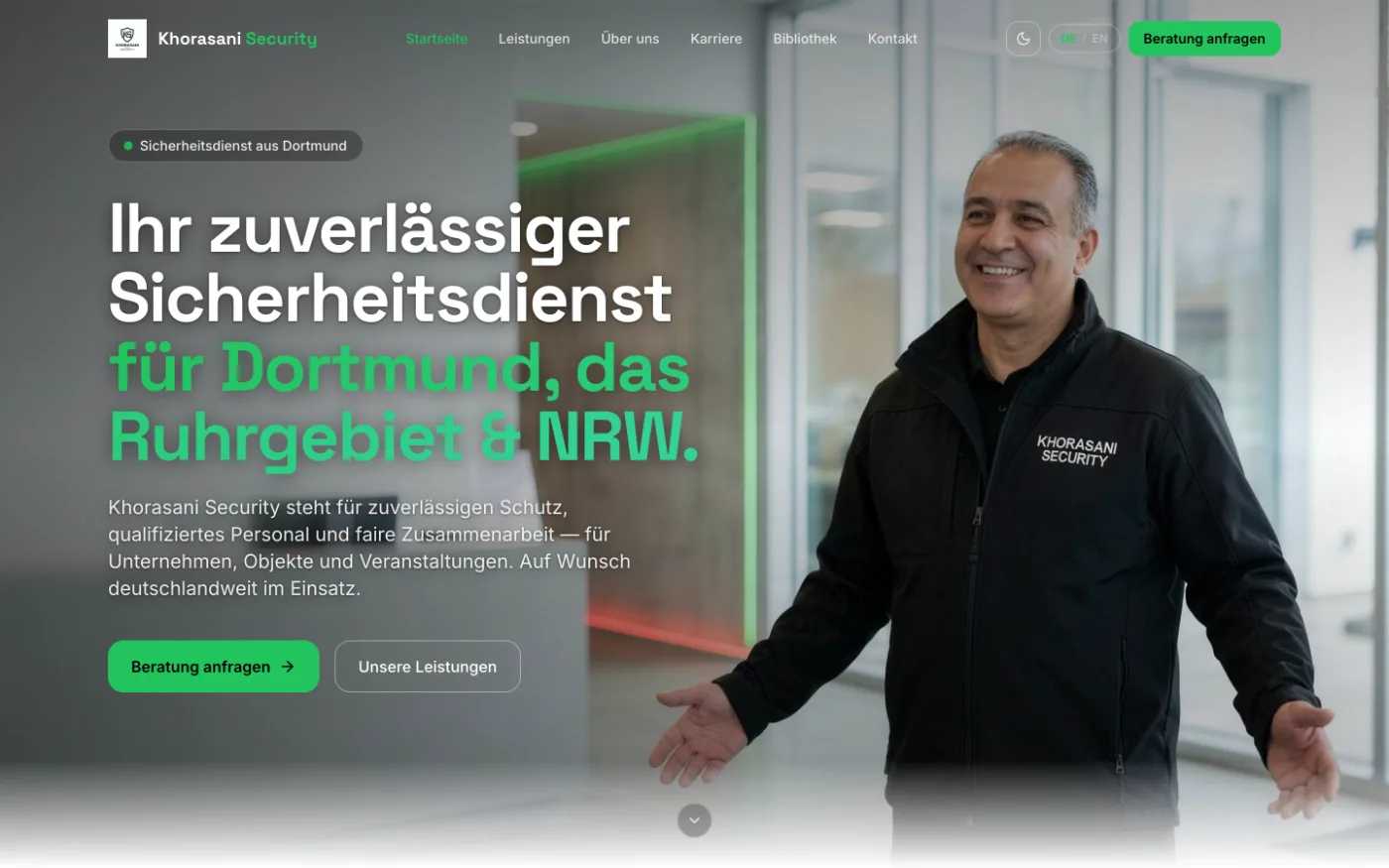 Startseite der Website Khorasani Security auf dem Desktop: Überschrift „Ihr zuverlässiger Sicherheitsdienst für Dortmund, das Ruhrgebiet & NRW.“ neben dem Foto eines Mitarbeiters
